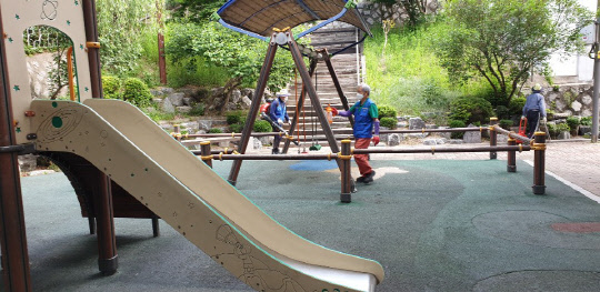 서울 종로구에서 관내 어린이놀이시설 안전점검 및 코로나19 방역 작업을 실시하는 모습.[종로구 제공]